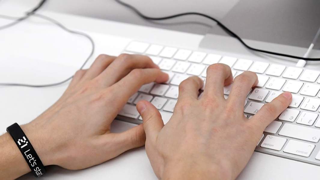 Мужчина работает за компьютером