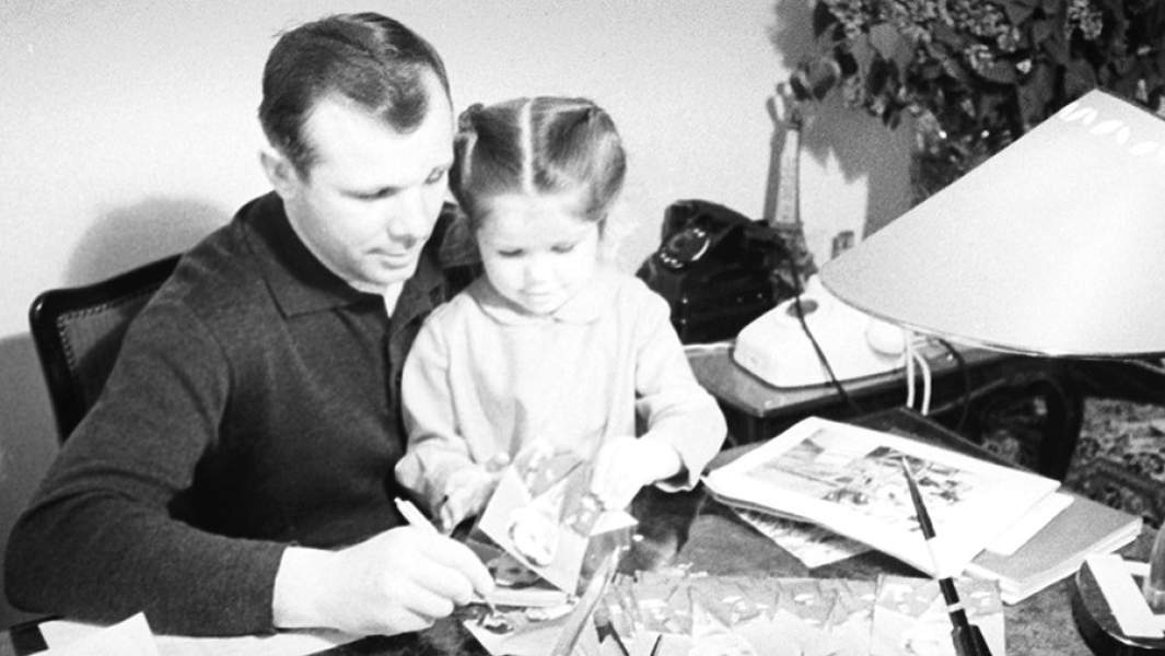 Летчик-космонавт СССР Юрий Гагарин с младшей дочерью Галочкой