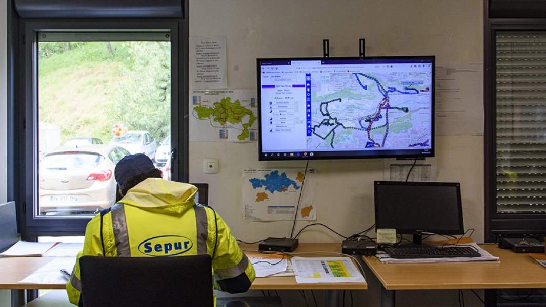 Диспетчер команд по сбору бытовых отходов в помещении мусоросжигательного завода под Парижем