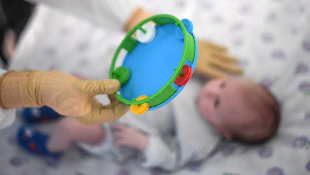 Детский психолог и маленький пациент