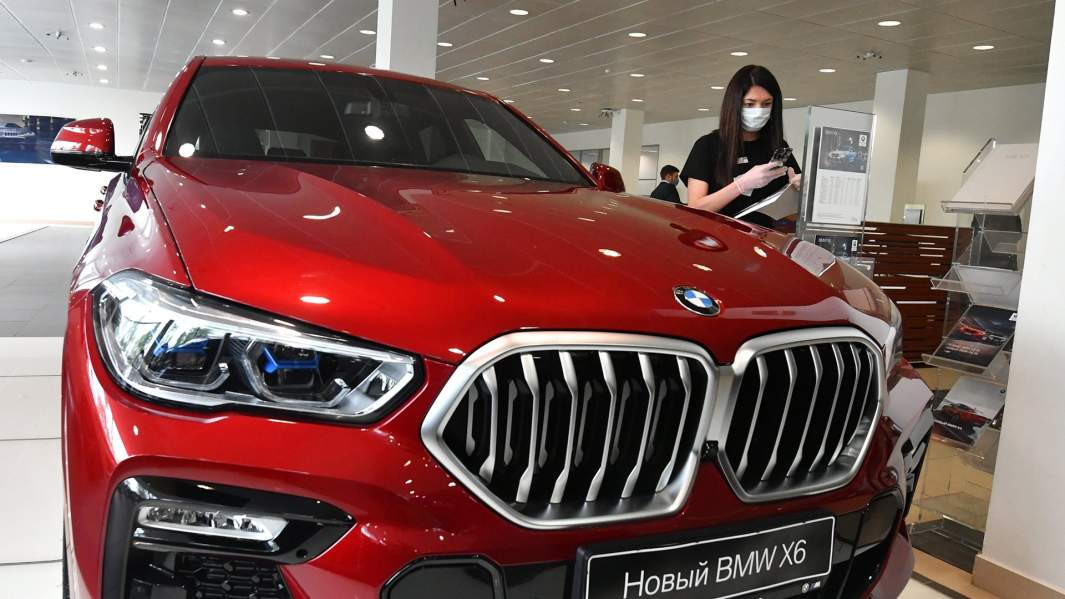 Автомобиль BMW в автосалоне