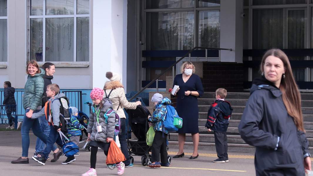 ученики с родителями на территории школы