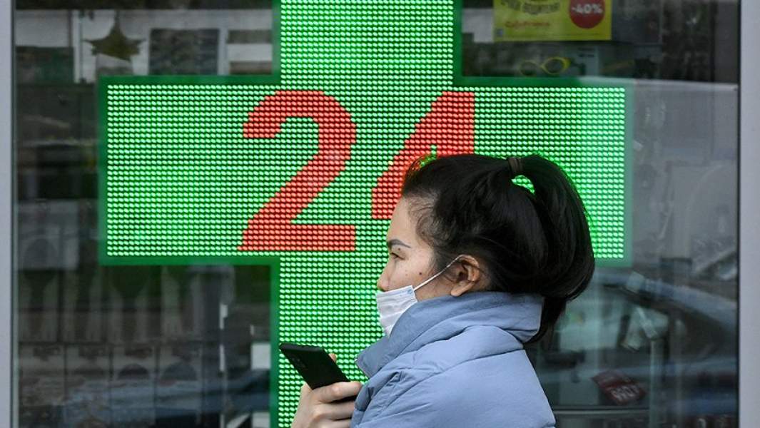 Девушка в защитной маске на одной из улиц