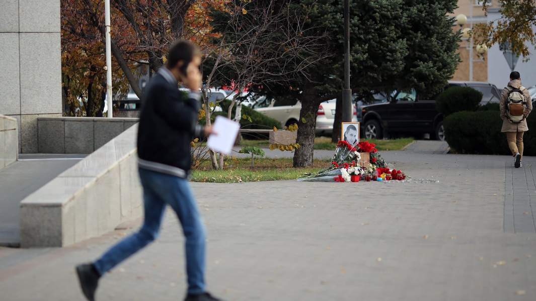 Мемориал рядом с местом убийства в Волгограде Романа Гребенюка