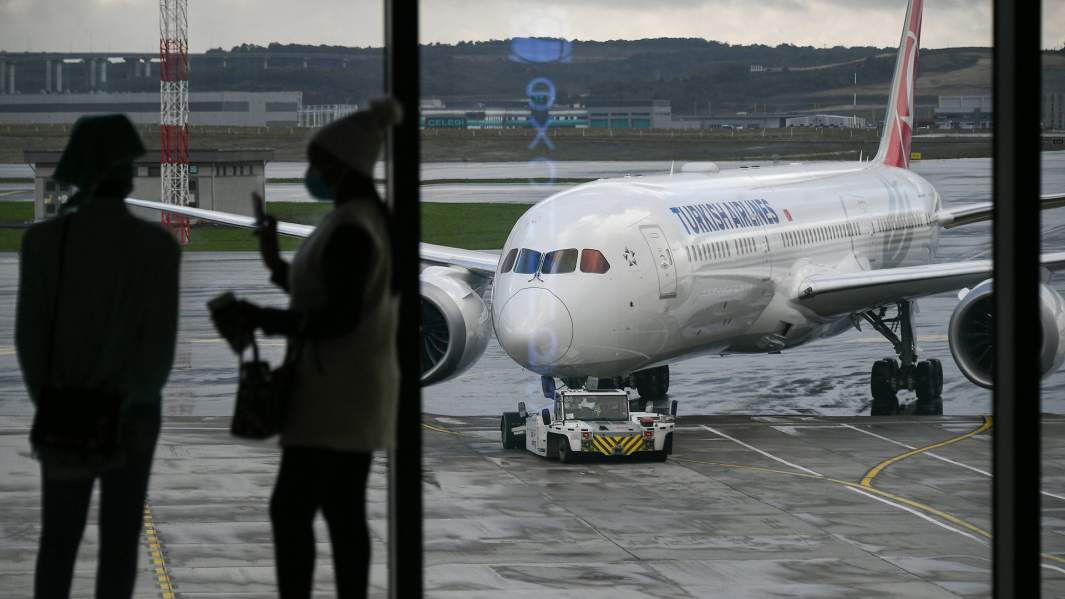 самолет в международном аэропорту Стамбула