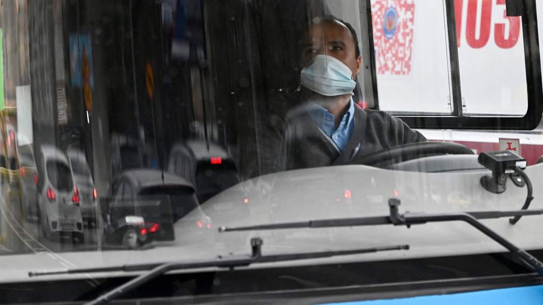 водитель автобуса в защитной маске