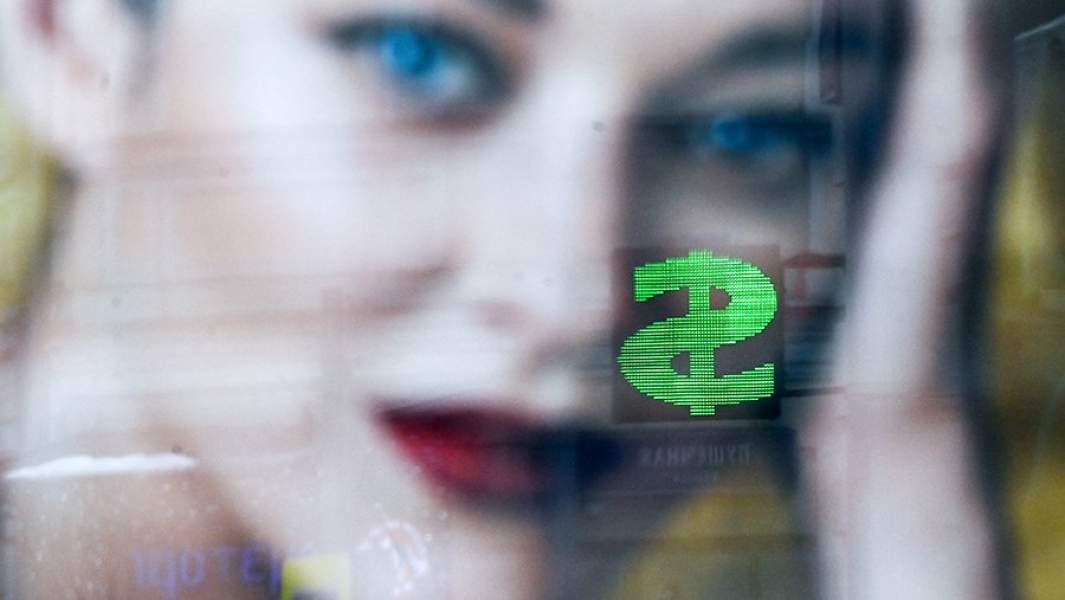 Отражение электронного табло со знаком доллара на одной из улиц