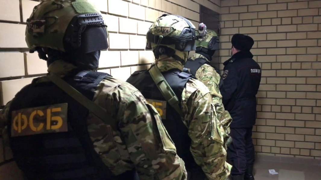 Сотрудники ФСБ РФ и полиции во время задержания преступников