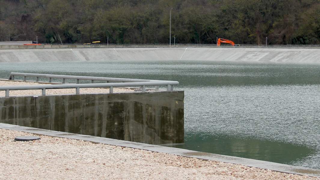 Вид на объекты гидротехнического комплекса на реке Бельбек неподалеку от Севастополя