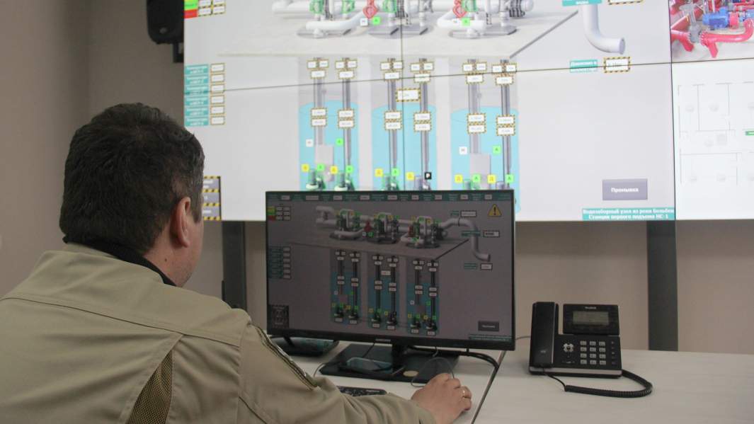 Оператор следит за работой систем гидротехнического комплекса на реке Бельбек неподалеку от Севастополя