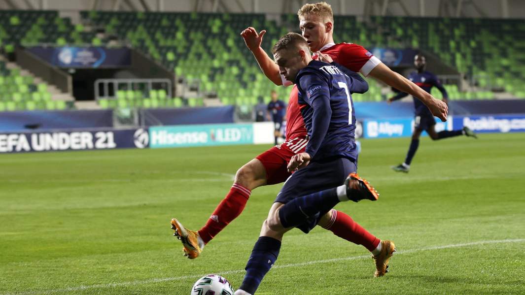 Игрок сборной России Павел Маслов и игрок сборной Франции Адриен Трюффер в матче молодежного чемпионата Европы по футболу между сборными России и Франции