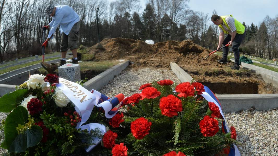 Церемония захоронения останков солдат Красной армии на мемориальном кладбище на улице Жвирки и Вигуры в Варшаве