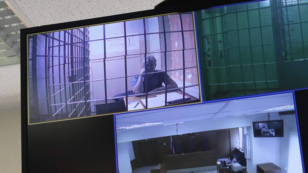 Экс-губернатор Пензенской области Иван Белозерцев на экране монитора в Мосгорсуде