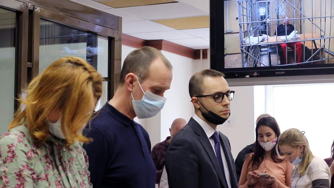 Глава группы фармацевтических компаний «Биотэк» Борис Шпигель на экране монитора в Мосгорсуде