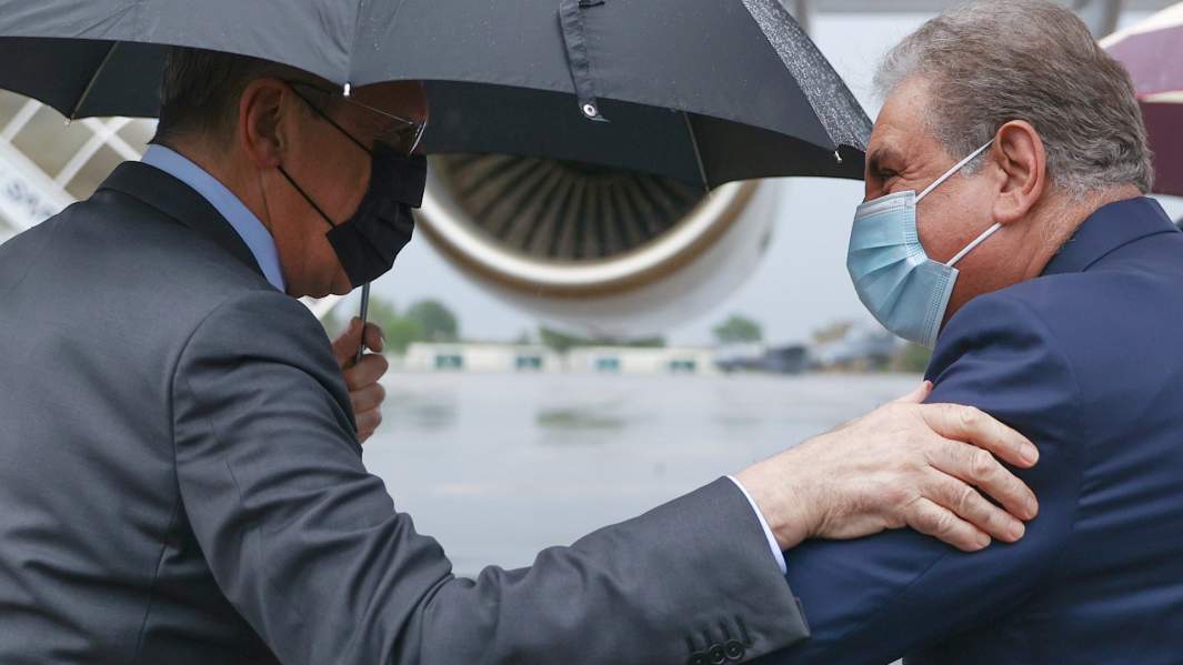 Министр иностранных дел РФ Сергей Лавров (слева) и министр иностранных дел Пакистана Шах Махмуд Курейши во время встречи в аэропорту Исламабада