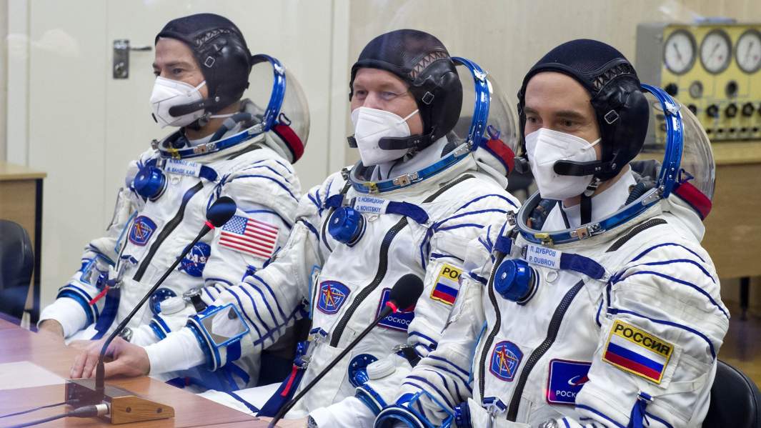 Члены основного экипажа МКС-65 астронавт НАСА Марк Ванде Хай, космонавты Роскосмоса Олег Новицкий и Пётр Дубров перед отправкой на космодром Байконур