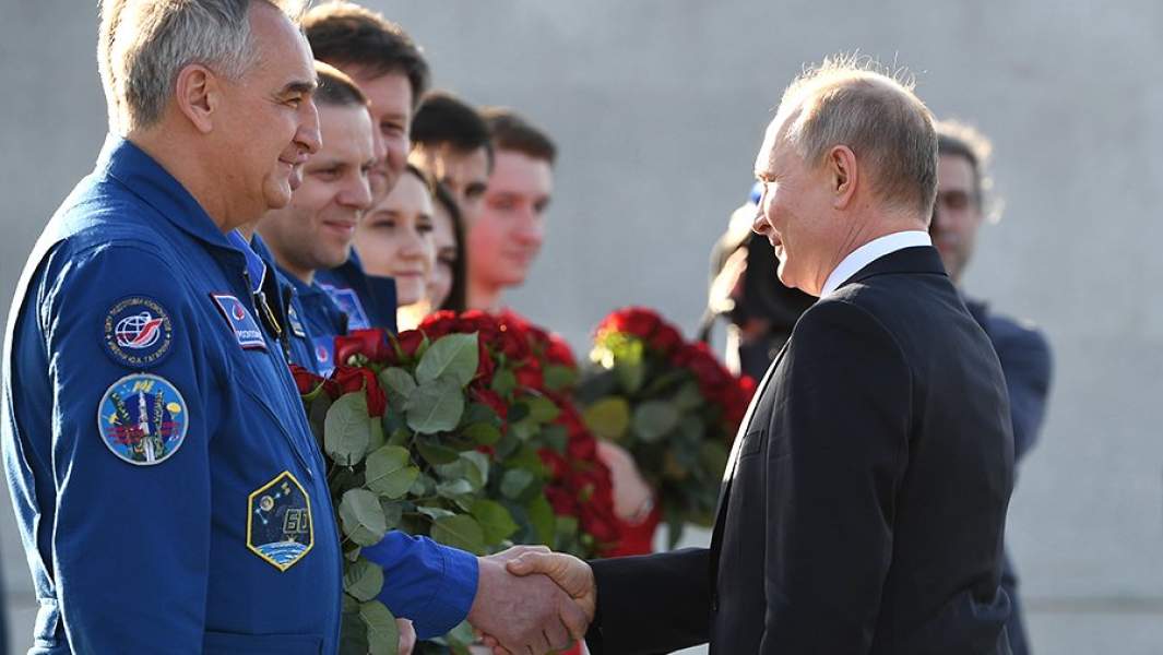 Президент РФ Владимир Путин приветствует членов отряда космонавтов «Роскосмоса» в День космонавтики в музейном комплексе «Парк покорителей космоса» на месте приземления Ю. А. Гагарина в Саратовской области