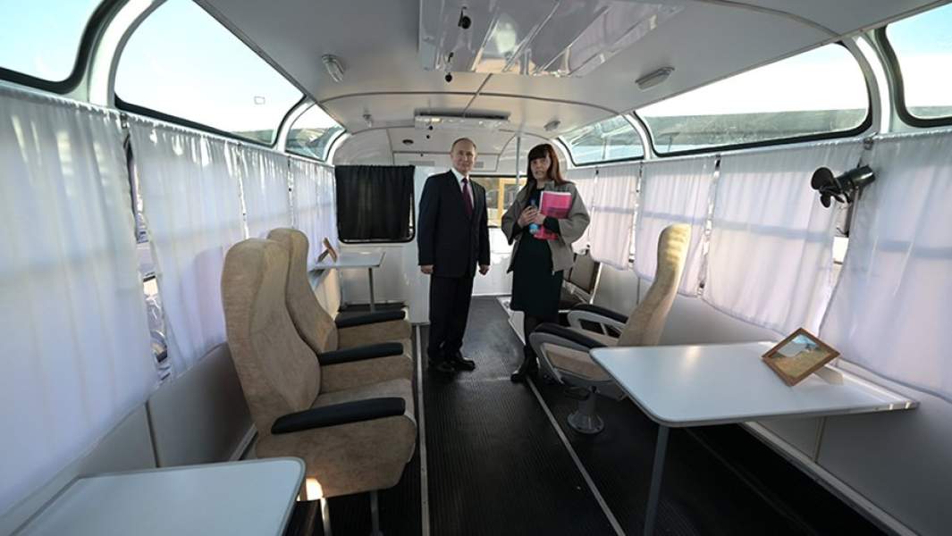 Президент РФ Владимир Путин осматривает исторический автобус ЛАЗ-695Б, который на Байконуре доставлял космонавтов к стартовой площадке, во время посещения в День космонавтики музейного комплекса «Парк покорителей космоса» на месте приземления Ю. А. Гагарина в Саратовской области