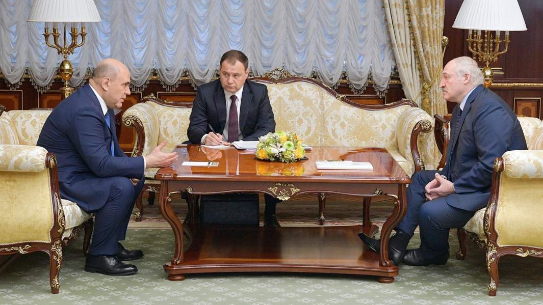  Председатель правительства РФ Михаил Мишустин во время встречи с президентом Белоруссии Александром Лукашенко (справа) во Дворце Независимости в Минске. В центре - премьер-министр Белоруссии Роман Головченко