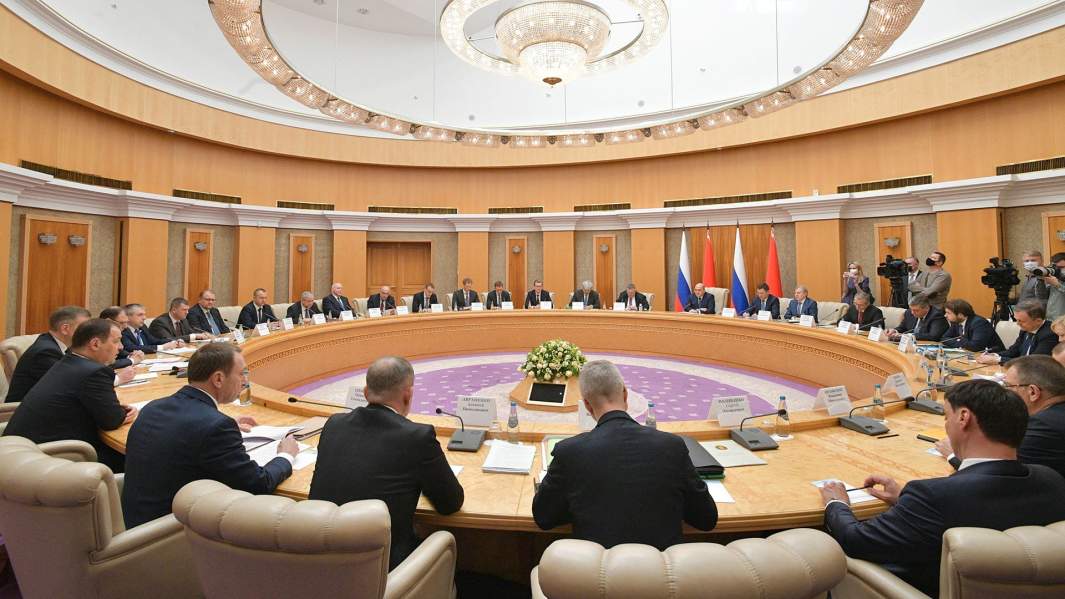 Председатель правительства РФ Михаил Мишустин во время переговоров с премьер-министром Белоруссии Романом Головченко в Национальной библиотеке в Минске