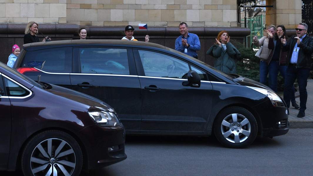 Сотрудники посольства провожают автомобили, выезжающие с территории посольства Чешской республики в Москве