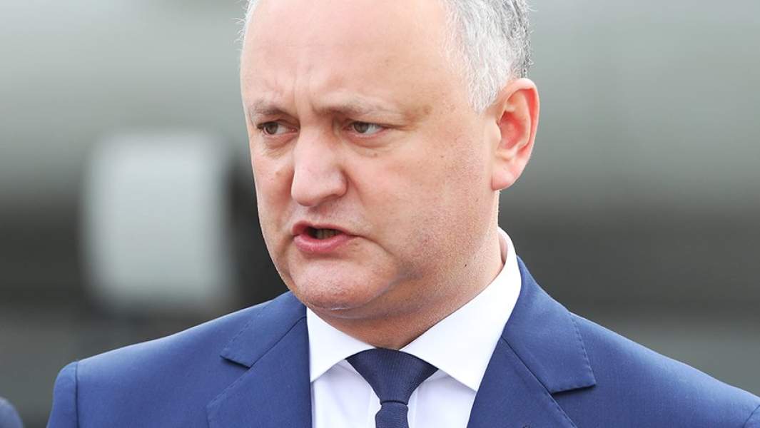 Бывший президент Молдавии Игорь Додон во время разгрузки первой партии российской вакцины от коронавируса Sputnik V в аэропорту Кишинева