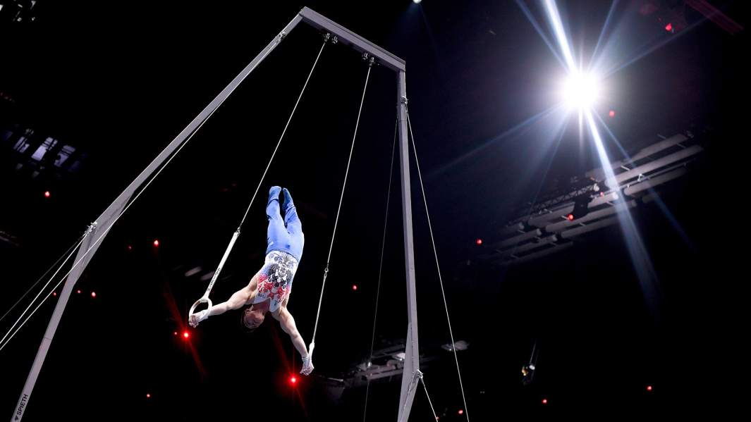 Никита Нагорный (Россия) выполняет упражнения на кольцах в финальных соревнованиях в отдельных дисциплинах среди мужчин на чемпионате Европы по спортивной гимнастике в Базеле
