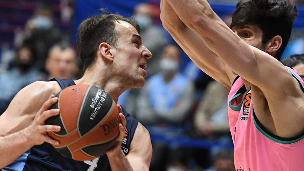 Игрок БК «Зенит» Кевин Пангос (слева)