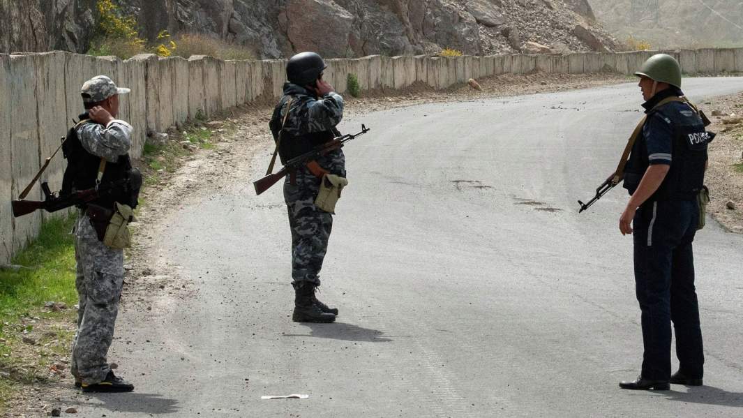 Военнослужащие и сотрудники полиции Киргизии в районе села Кок-Таш 