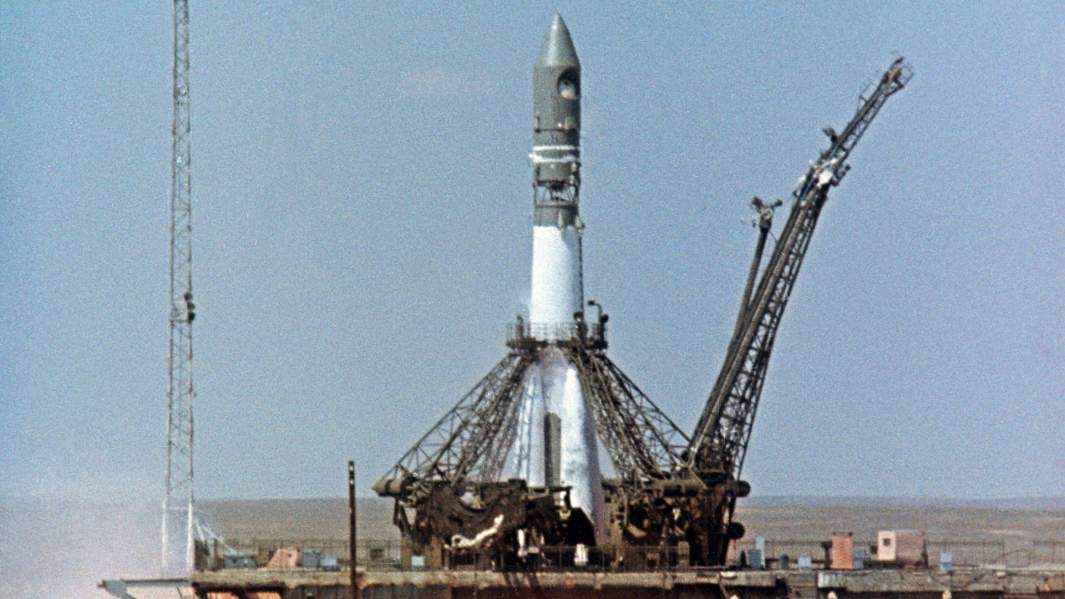 Ракета-носитель «Восток» с пилотом-космонавтом Юрием Гагариным на борту перед стартом на космодроме Байконур. 12 апреля 1961 года