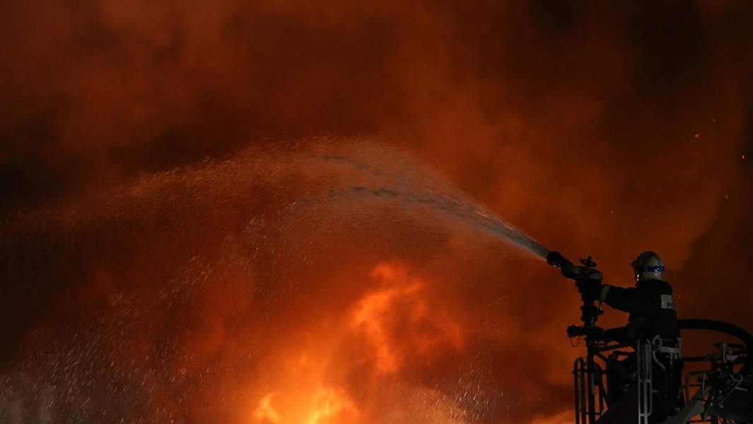 Тушение пожара на складе искусственных цветов и пластиковой посуды на Амурской улице