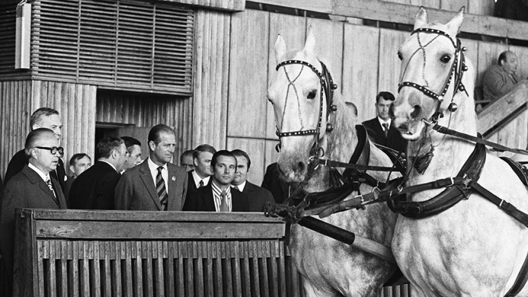 Герцог Эдинбургский принц Филипп во время осмотра манежа Первого Московского конного завода