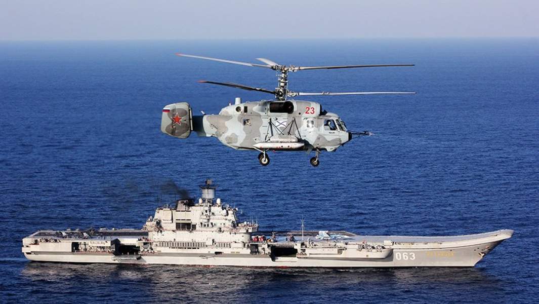 Тяжелый авианесущий крейсер «Адмирал Кузнецов» и вертолет Ка-29 Вооруженных сил РФ