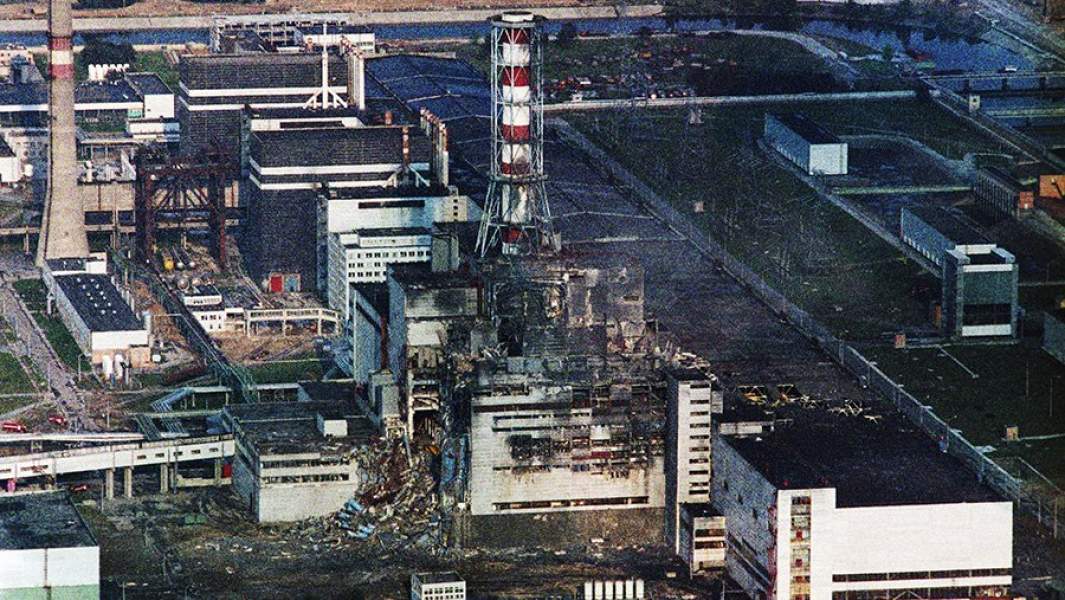 Чернобыльская АЭС. Съемка проведена 9 мая 1986 года, две недели спустя после аварии
