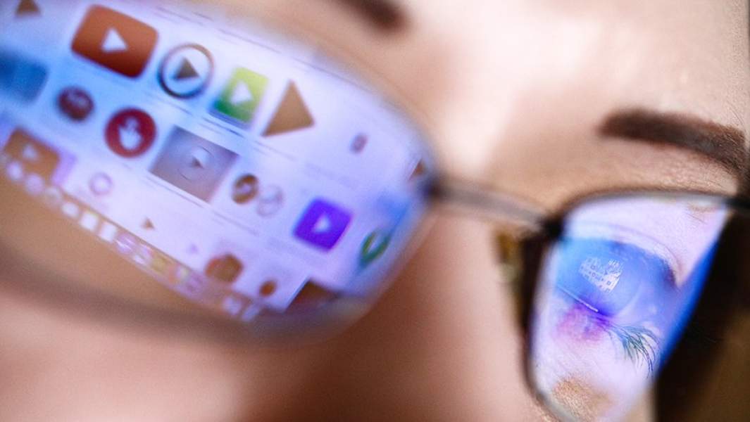 Отражение экрана ноутбука в очках девушки