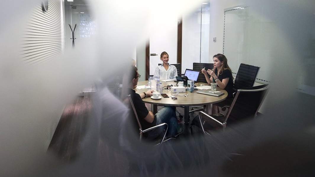 Сотрудники в переговорной в офисе