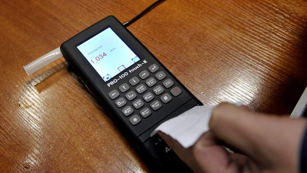 Алкотестер с результатами проверки водителя автомобиля на содержание алкоголя в крови