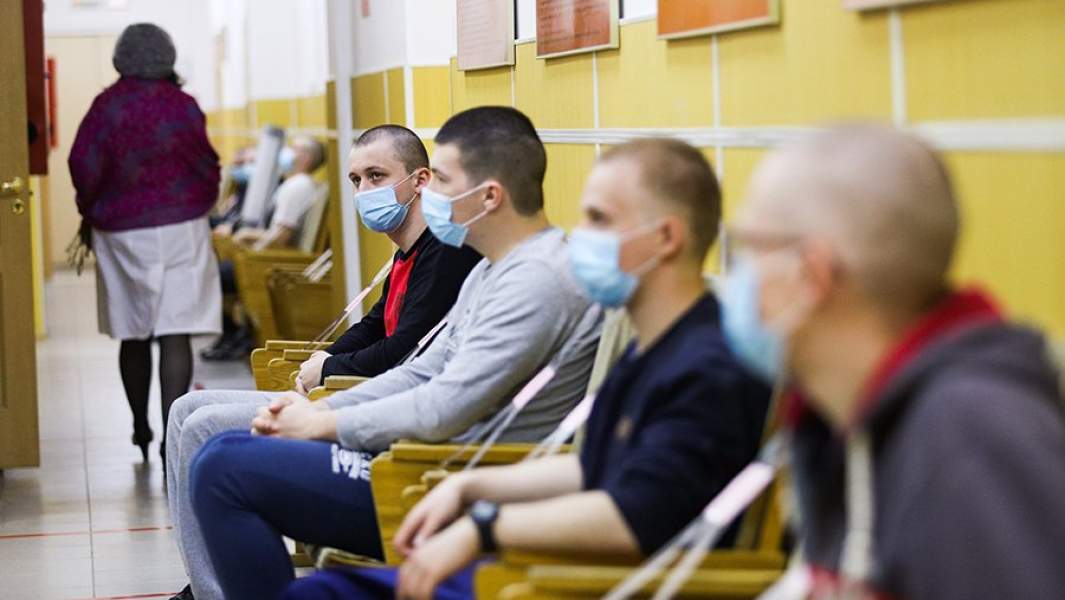 Призывники на сборном пункте