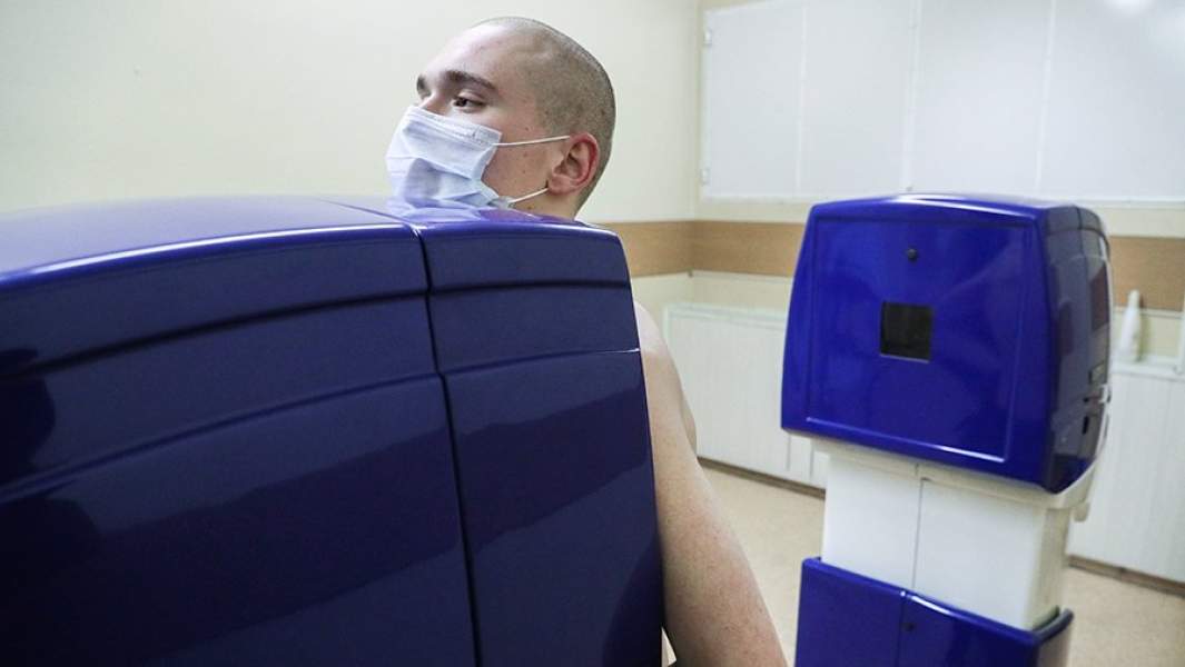 Призывник во время медкомиссии в сборном призывном пункте военного комиссариата