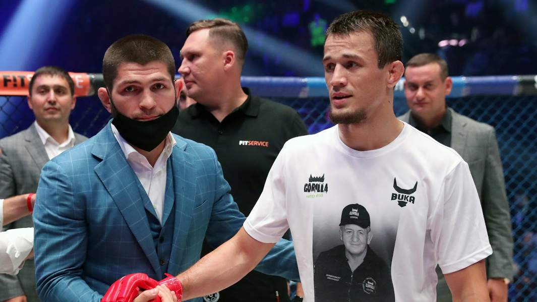 Боец смешанного стиля, чемпион Абсолютного бойцовского чемпионата (UFC) Хабиб Нурмагомедов и боец смешанного стиля Усман Нурмагомедов (слева направо) на турнире ММА памяти Абдулманапа Нурмагомедова