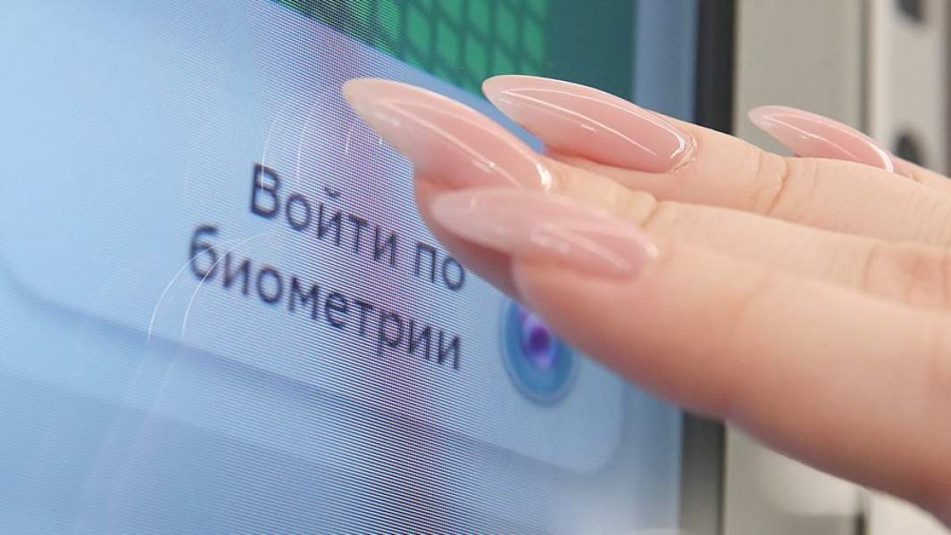 Экран нового банкомата в офисе отделения банка