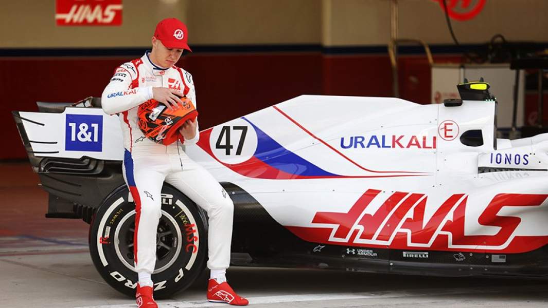 Пилот команды "Хаас" Никита Мазепин на предсезонных тестовых заездах Формулы-1