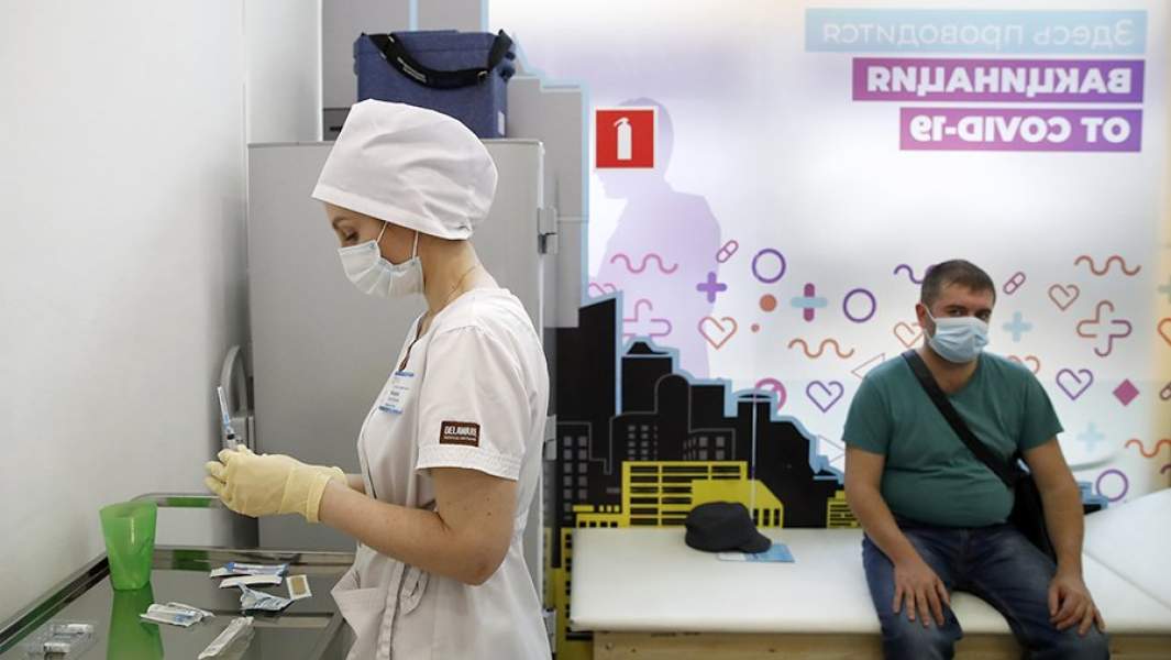 Вакцинация препаратом Спутник V для профилактики коронавирусной инфекции в прививочном пункте в ТЦ