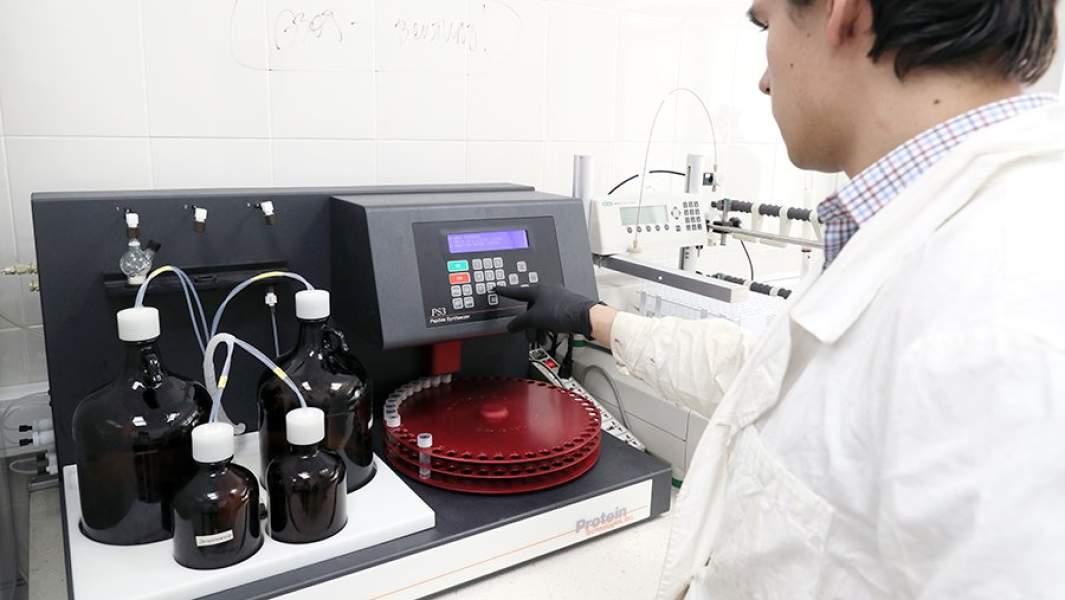 Синтез пептидов с помощью синтезатора в лаборатории государственного научного центра «Институт иммунологии» ФМБА России