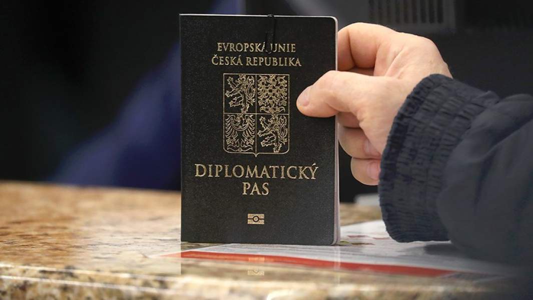Дипломатический паспорт в руках высылаемого из РФ чешского дипломата во время регистрации на рейс Москва – Прага в Международном аэропорту Шереметьево