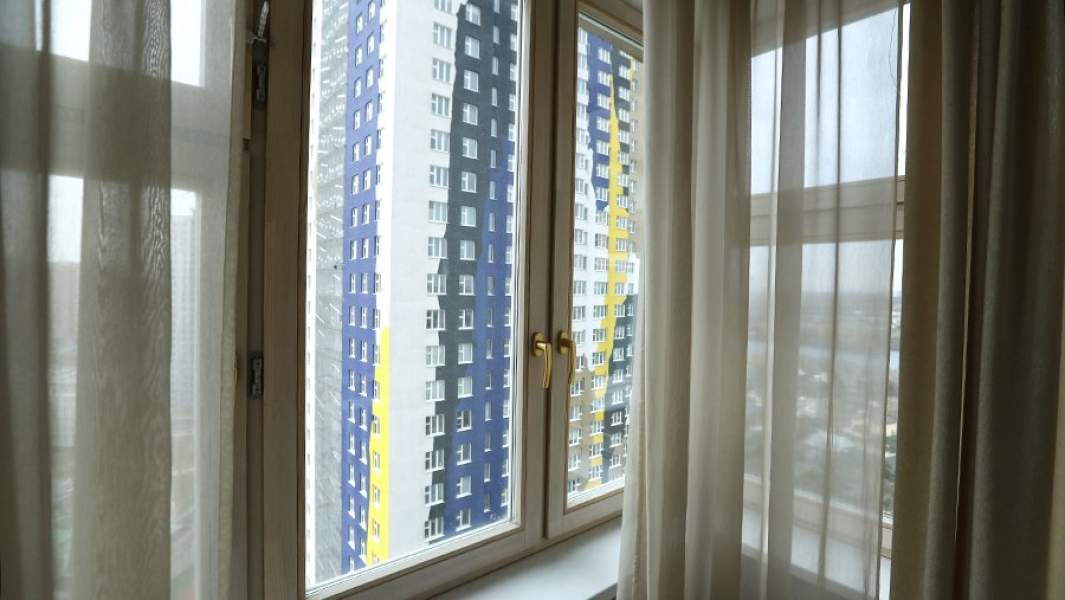 Вид из окна на новостройку