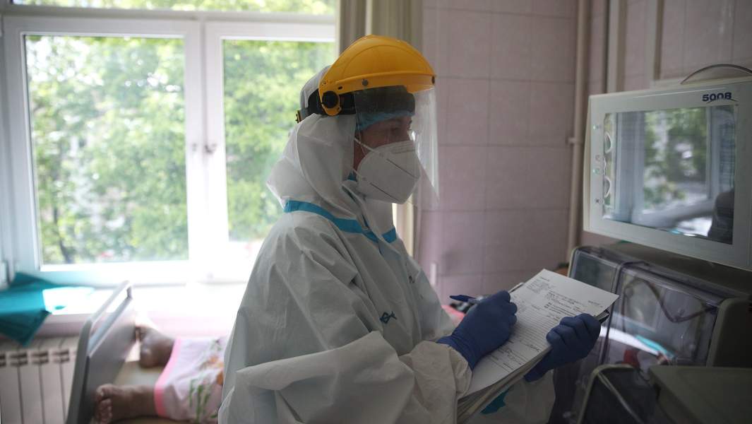 врач в палате пациентов с коронавирусом