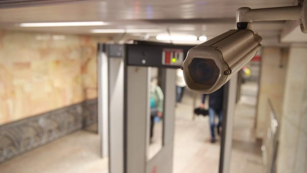 камера наблюдения в метро