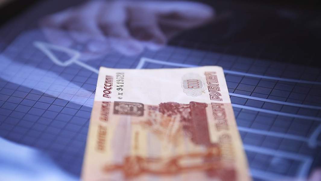 Купюра 5000 рублей на фоне графика