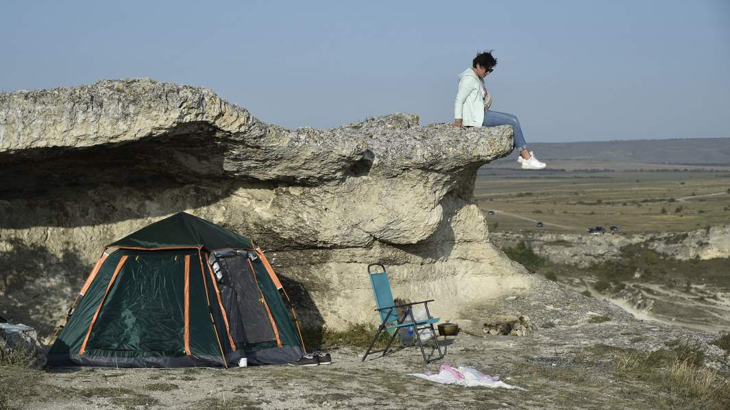 Майские грезы: накануне праздников россияне скупают купальники и палатки
